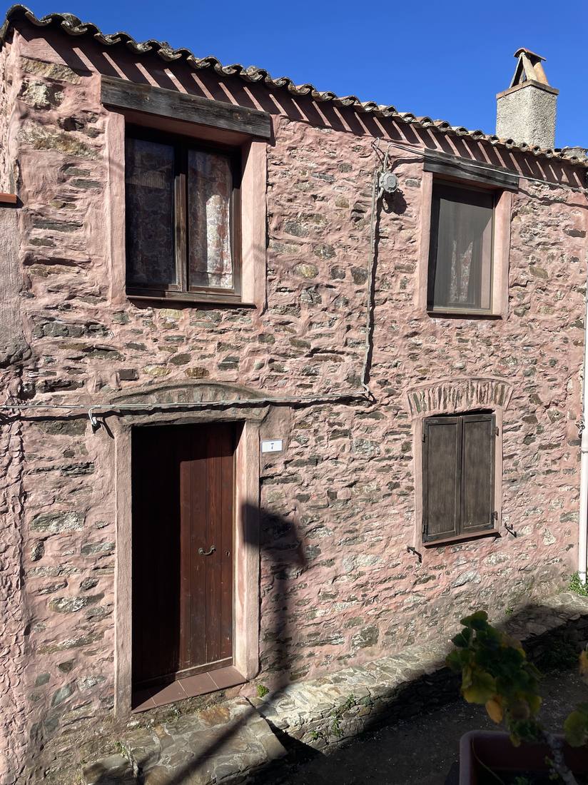 A stone facade in pink trachyte